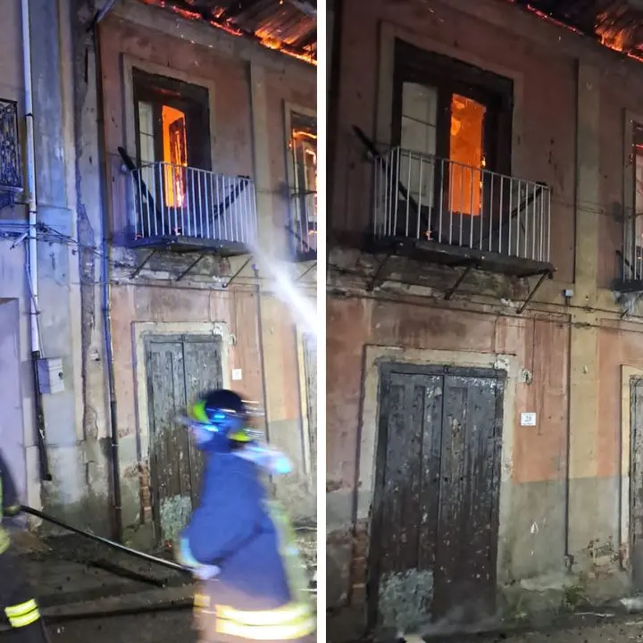 Incendio divampa in palazzi del '900, impegnati 20 vigili e 8 automezzi