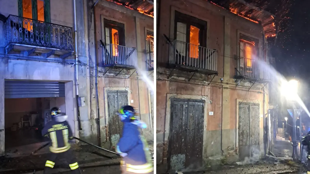 Incendio divampa in palazzi del '900, impegnati 20 vigili e 8 automezzi