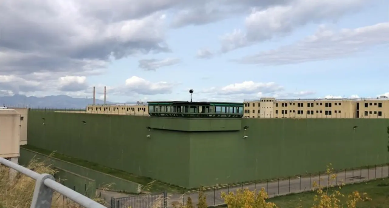 Cellulari ai detenuti di Rossano, confermati i domiciliari per l’assistente penitenziario Urso\n