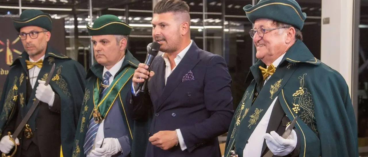Il Grand Chapitre d’Italia al Riva Restaurant, l’evento organizzato dalla prestigiosa Confrèrie Du Sabre D’Or