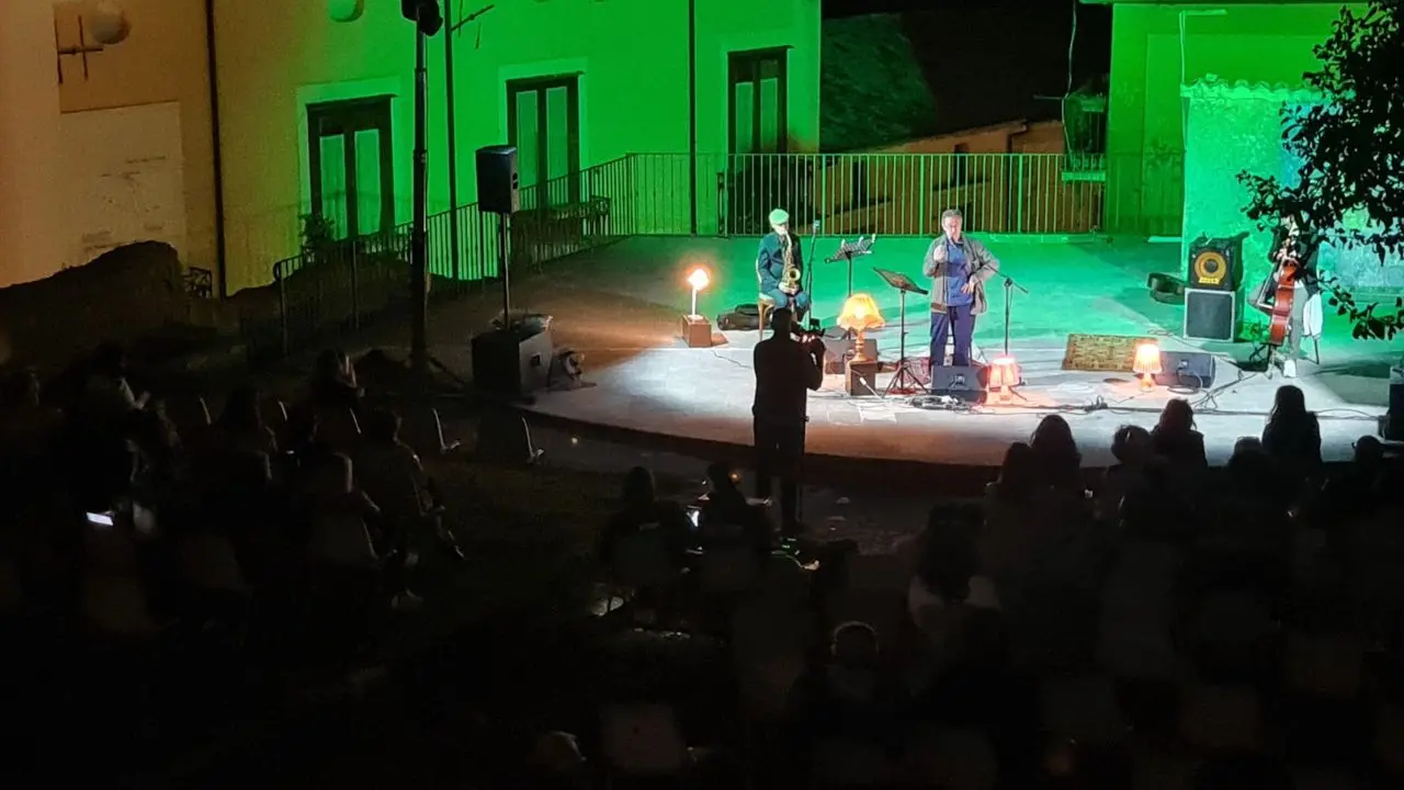 Dalla fiction al Festival delle Serre di Cerisano: successo per il \"Trio Malinconico\"
