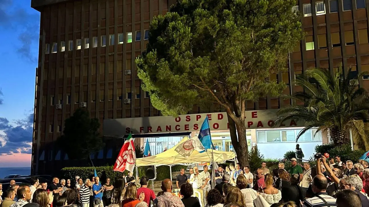 Paola, una catena umana in difesa del presidio ospedaliero