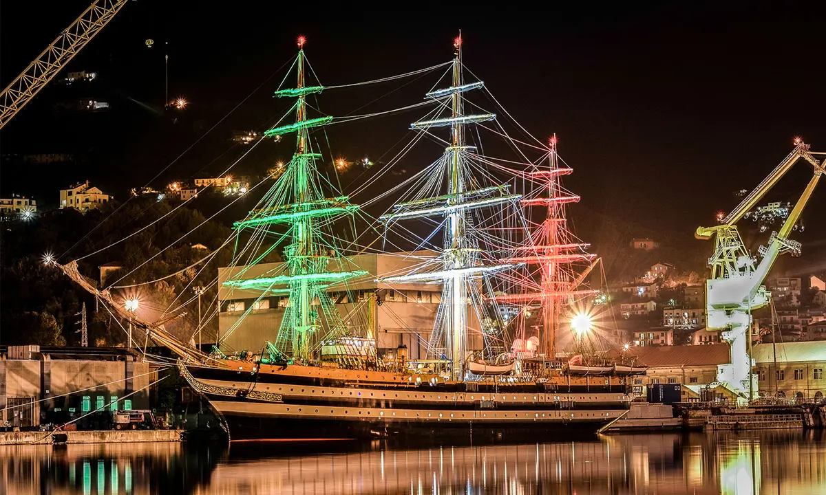 La nave Amerigo Vespucci arriva a Scalea: tappa d’onore davanti alla Torre Talao
