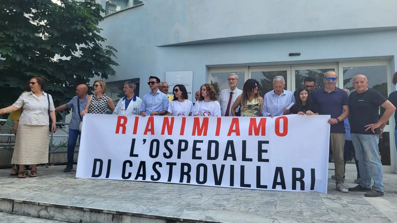 Sit-in per la Broncopneumologia dell’Ospedale di Castrovillari. Laghi: “Eccellenza mortificata”