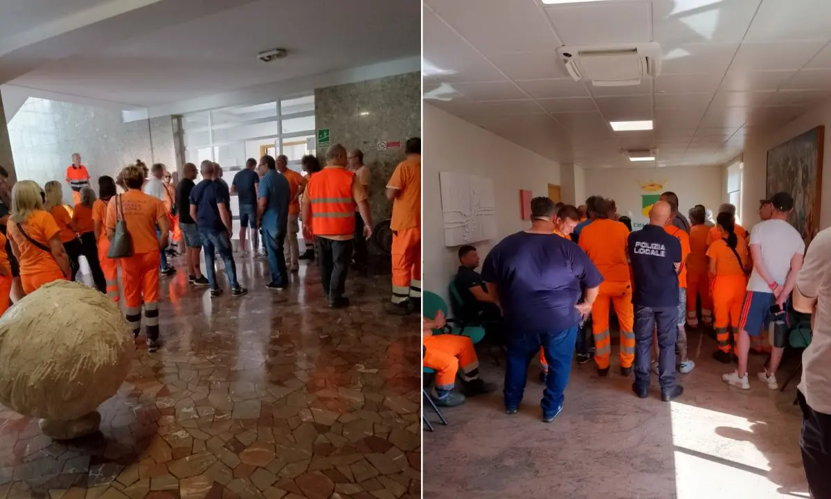 Sos lavoro, blitz in Comune dei dipendenti delle cooperative di Cosenza