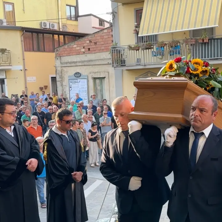Mirto saluta per l'ultima volta l'avvocato Forciniti, l'uomo che si batteva per il diritto alla salute