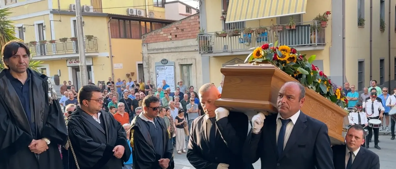 Mirto saluta per l'ultima volta l'avvocato Forciniti, l'uomo che si batteva per il diritto alla salute