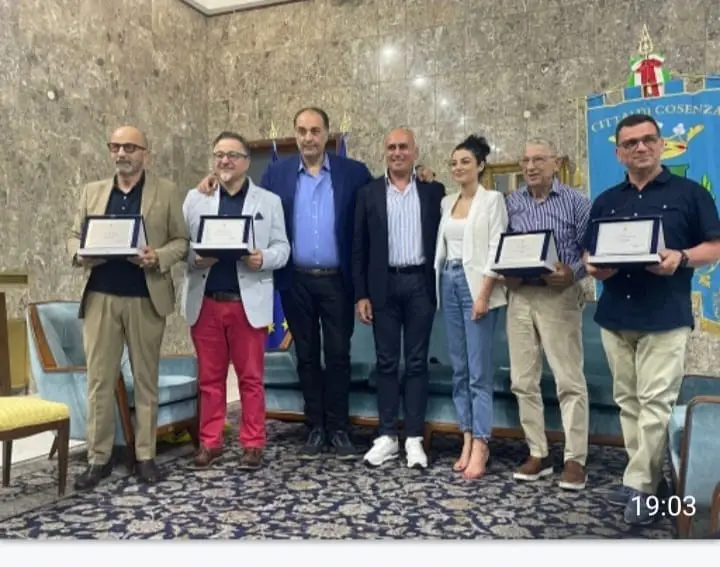 Cosenza premia chi ha fatto crescere la città. Ieri la consegna a imprenditori, artisti e commercianti