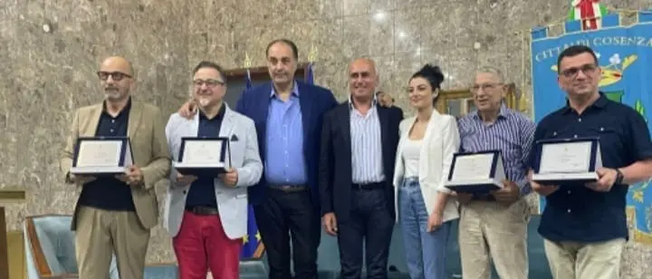 Cosenza premia chi ha fatto crescere la città. Ieri la consegna a imprenditori, artisti e commercianti