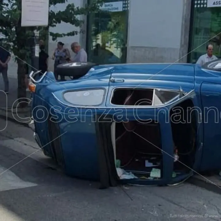Cosenza, incidente su corso Umberto: auto si ribalta
