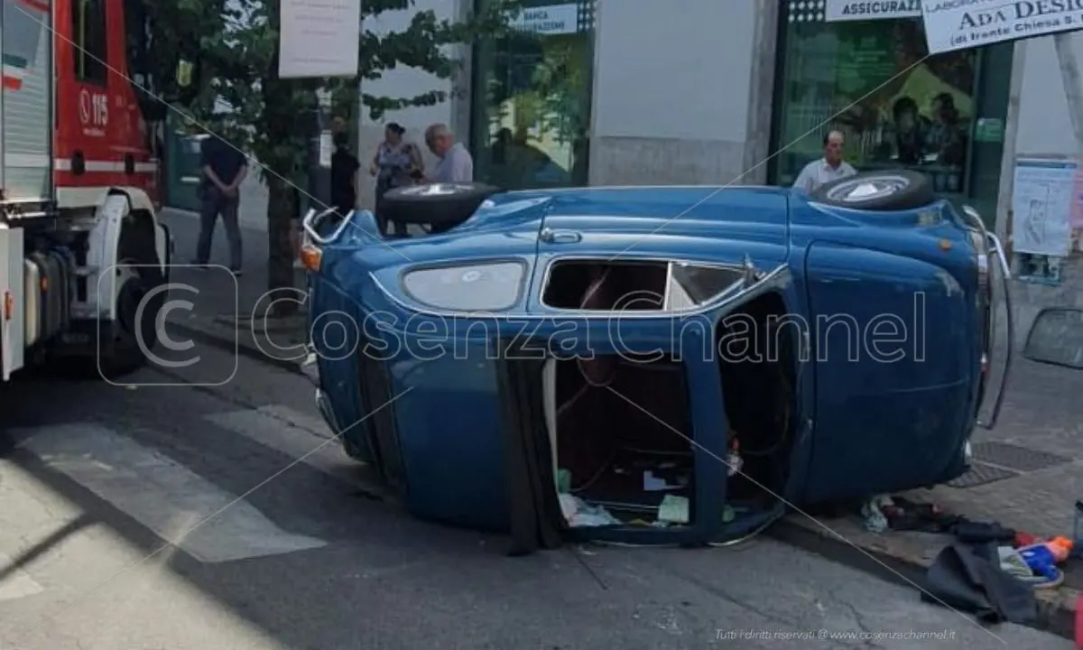 Cosenza, incidente su corso Umberto: auto si ribalta