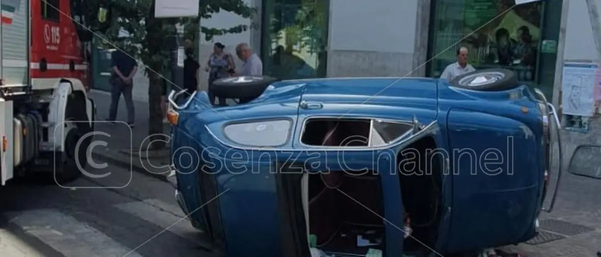 Cosenza, incidente su corso Umberto: auto si ribalta