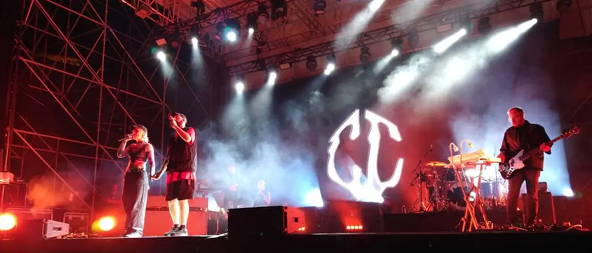 Coma Cose a Cosenza, in mille ballano sotto il palco tra amore e quotidianità