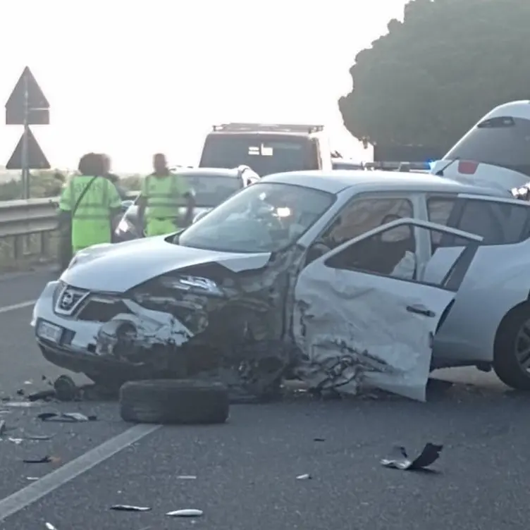 Statale 106 jonica, scontro tra un mezzo pesante e una Nissan: una donna ferita