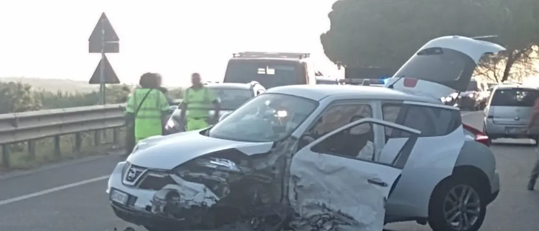 Statale 106 jonica, scontro tra un mezzo pesante e una Nissan: una donna ferita