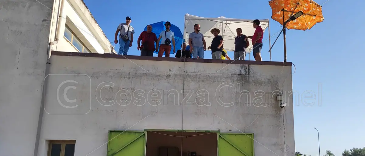 Corigliano Rossano, operai senza stipendio: protesta sotto il sole cocente