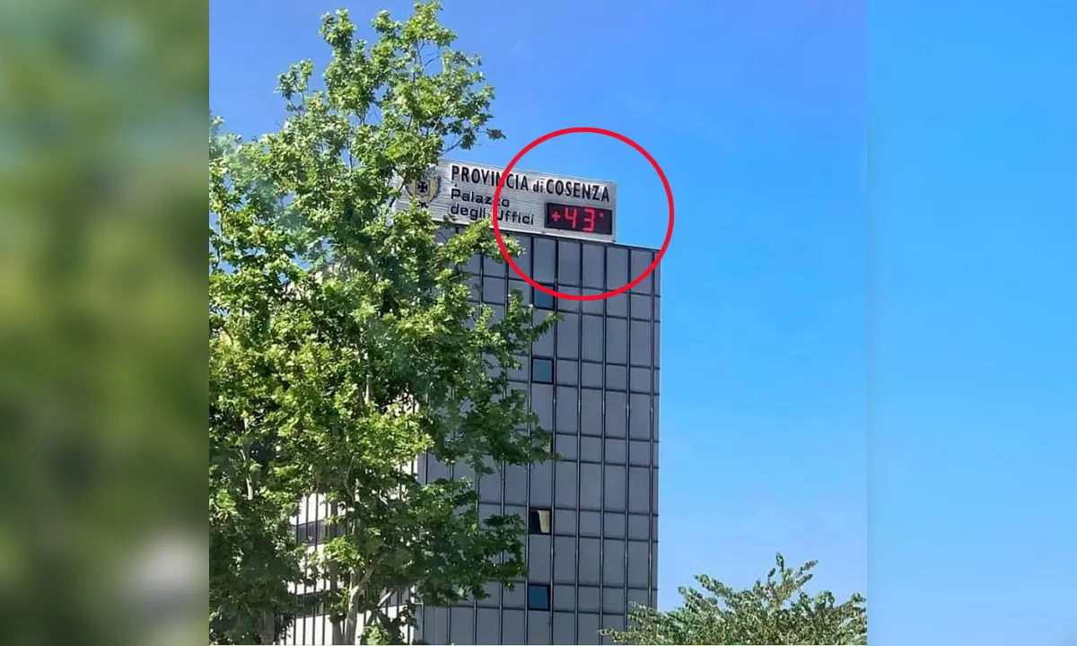 Cosenza boccheggia: il termometro bolle. Toccati i 43 gradi, ma solo sui tabelloni...