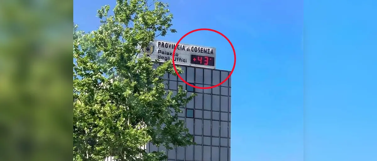 Cosenza boccheggia: il termometro bolle. Toccati i 43 gradi, ma solo sui tabelloni...