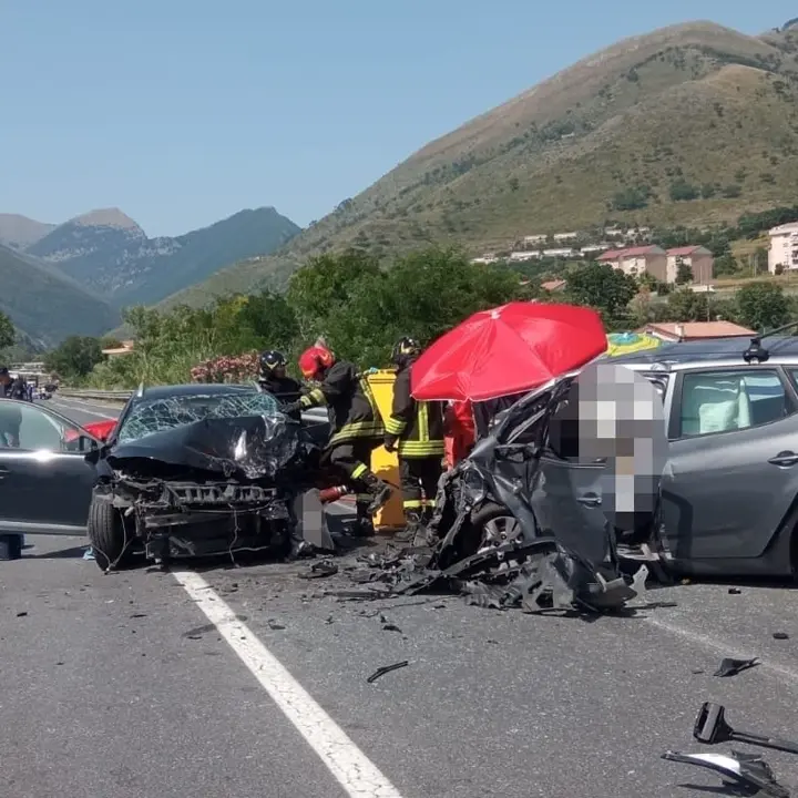 Incidente mortale a Tortora costa la vita ad una donna. Feriti un bimbo e altri quattro