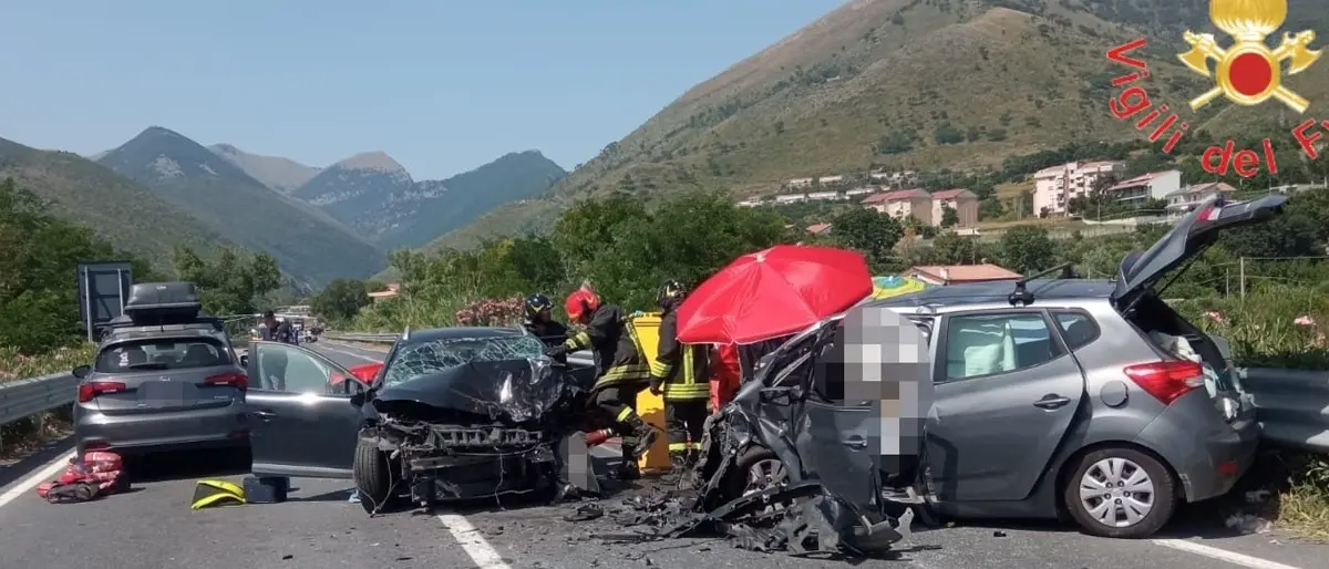 Incidente mortale a Tortora costa la vita ad una donna. Feriti un bimbo e altri quattro