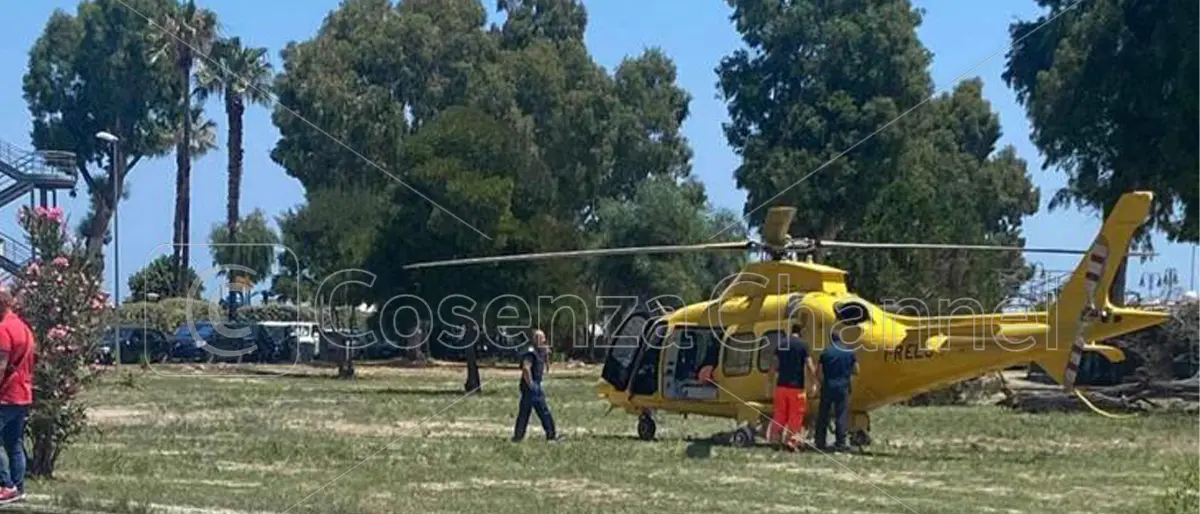 Accende il barbecue e si ustiona, interviene l'elisoccorso a Mandatoriccio mare
