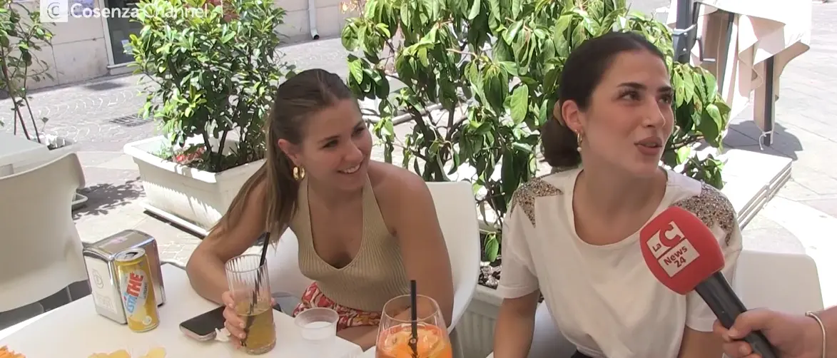 Cosenza è un girarrosto. Ecco gli umori (bollenti) dei passanti che hanno sfidato la calura | VIDEO