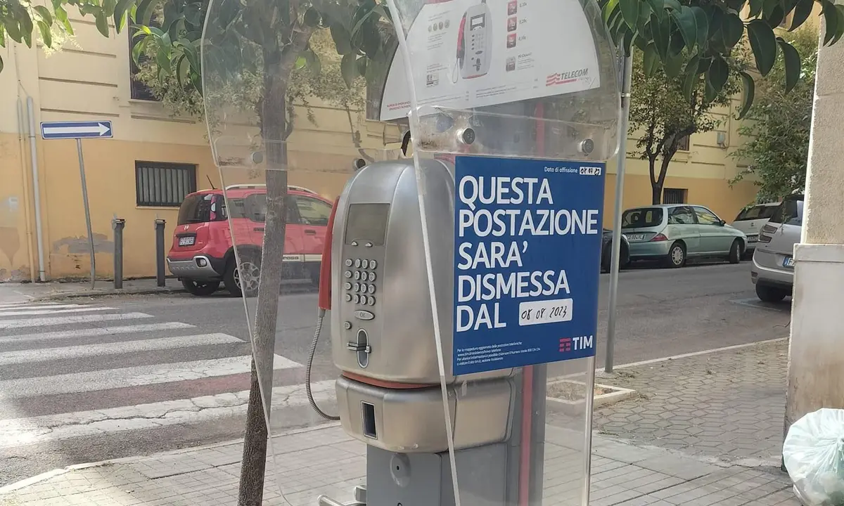 Cosenza, addio alle cabine telefoniche residuo novecentesco di un mondo in disuso