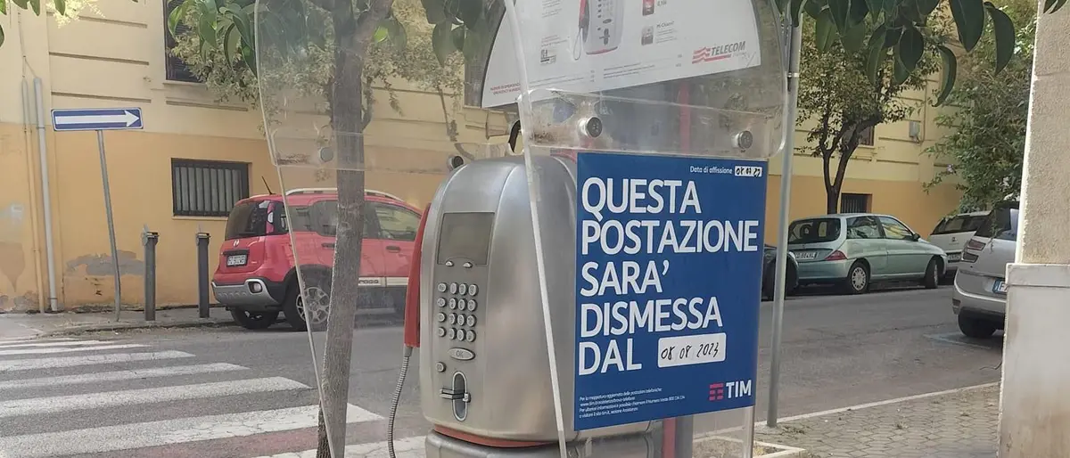 Cosenza, addio alle cabine telefoniche residuo novecentesco di un mondo in disuso