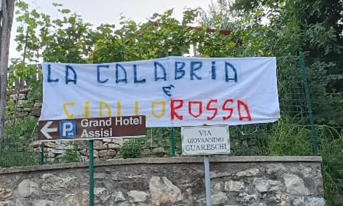Cosenza, ad Assisi c'è aria di derby e... uno striscione dei fan del Catanzaro