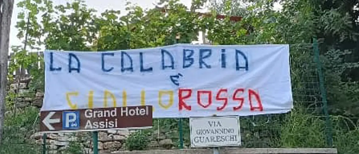 Cosenza, ad Assisi c'è aria di derby e... uno striscione dei fan del Catanzaro