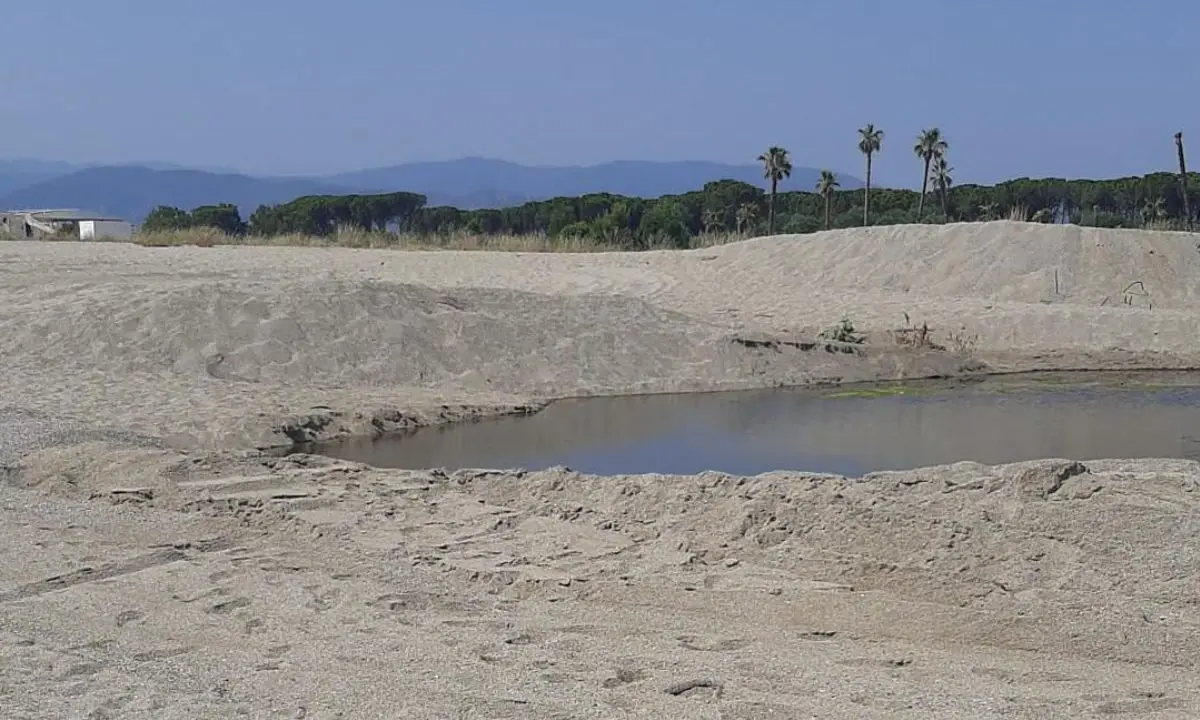 Mare sporco a Corigliano Rossano, tombati alcuni fossi di scolo