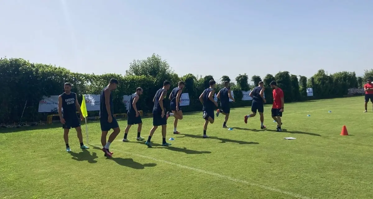 Il Cosenza annuncia l’inizio del pre-ritiro: 23 i convocati (senza mister), ma i loro nomi sono un mistero\n