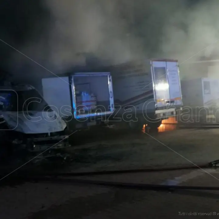 Corigliano Rossano, la criminalità lancia pericolosi messaggi: 5 furgoni in fiamme