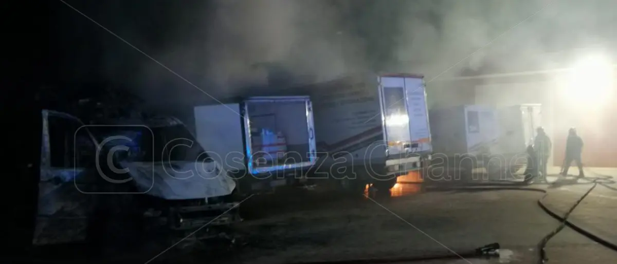 Corigliano Rossano, la criminalità lancia pericolosi messaggi: 5 furgoni in fiamme