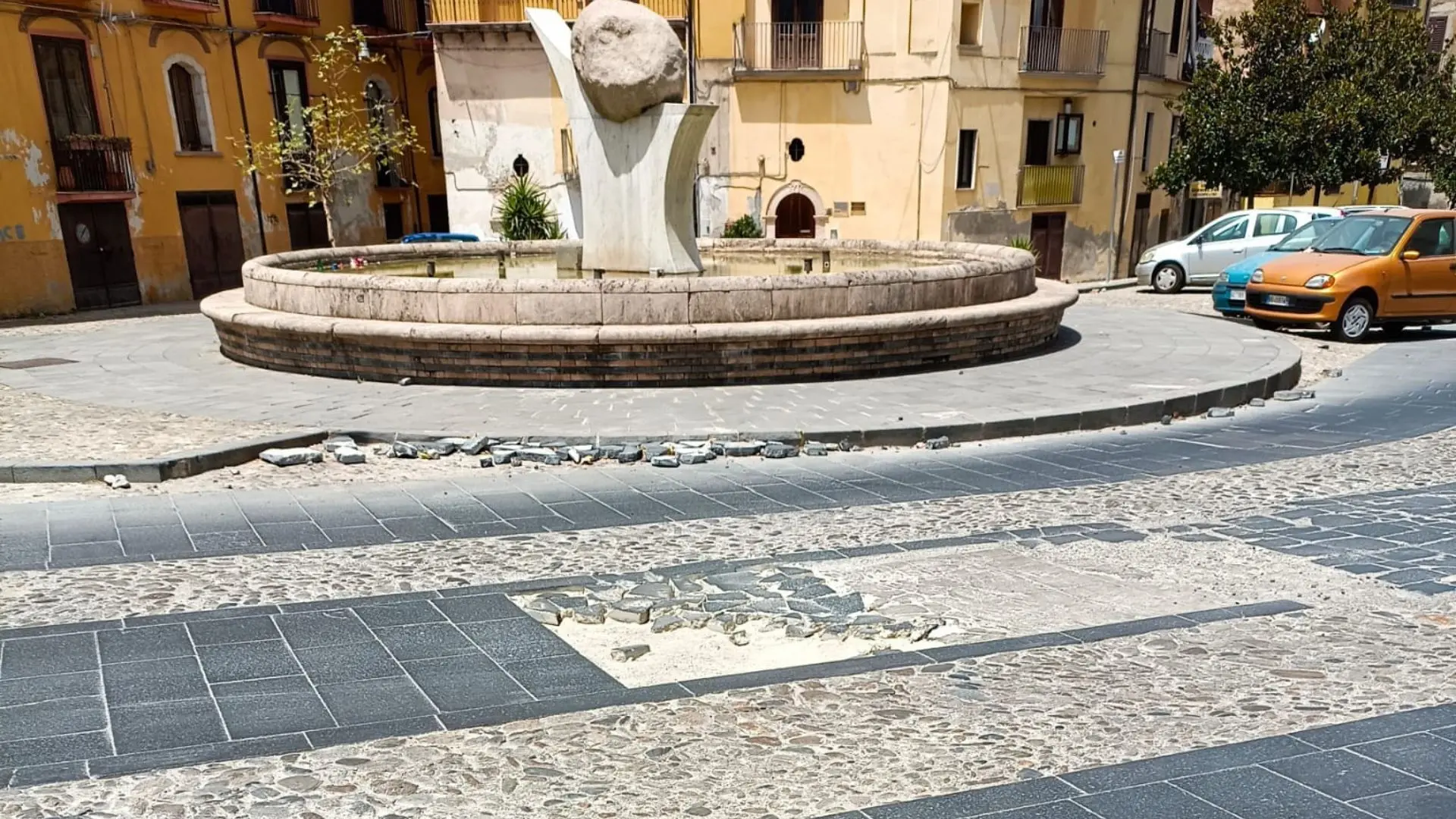 Piazza Spirito Santo, il selciato sembra essere stato bombardato di nuovo
