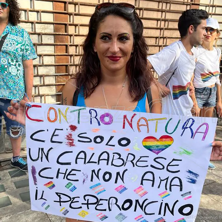 I colori del Pride illuminano la Calabria che scende in strada per i diritti | FOTO