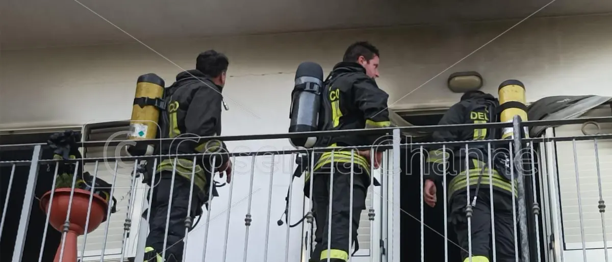 Corigliano Rossano, si separa dalla moglie e da fuoco alla casa: arrestato