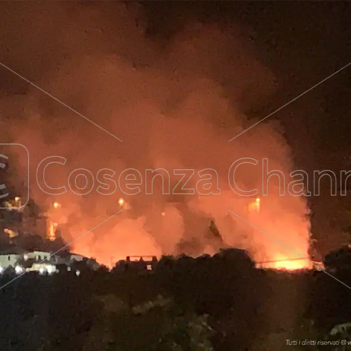 Fuscaldo, incendio in collina lambisce delle abitazioni. In azione i Vigili del Fuoco