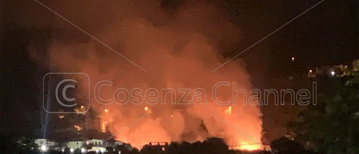 Fuscaldo, incendio in collina lambisce delle abitazioni. In azione i Vigili del Fuoco