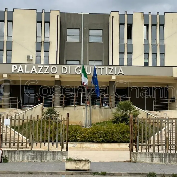 Castrovillari, arma clandestina e droga sequestrati da polizia e finanza