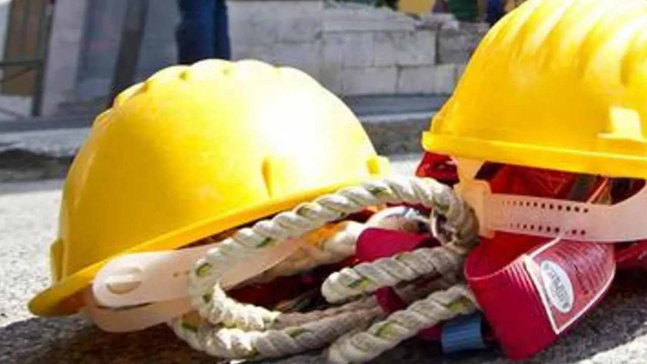 Tragedia su un cantiere a Roma, morti schiacciati da un ascensore