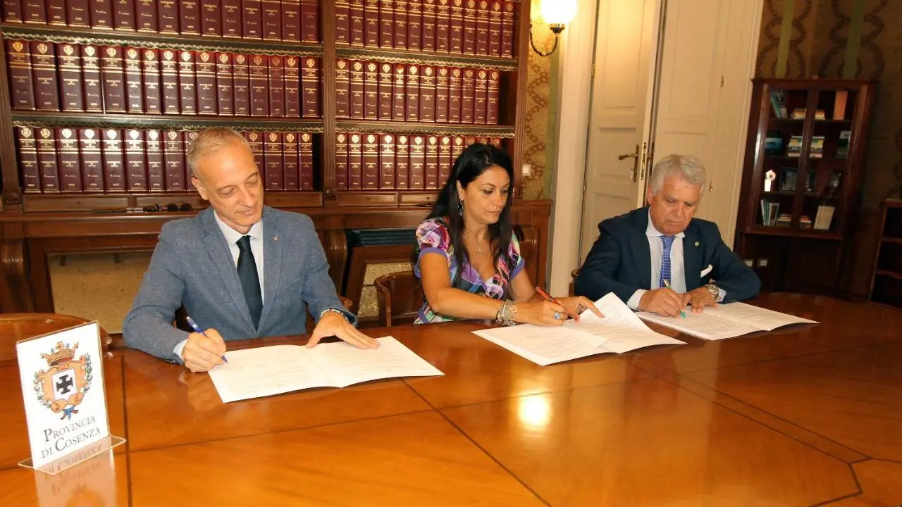 Inquinamento elettromagnetico: firmato accordo tra Anci, Corecom e Arpacal
