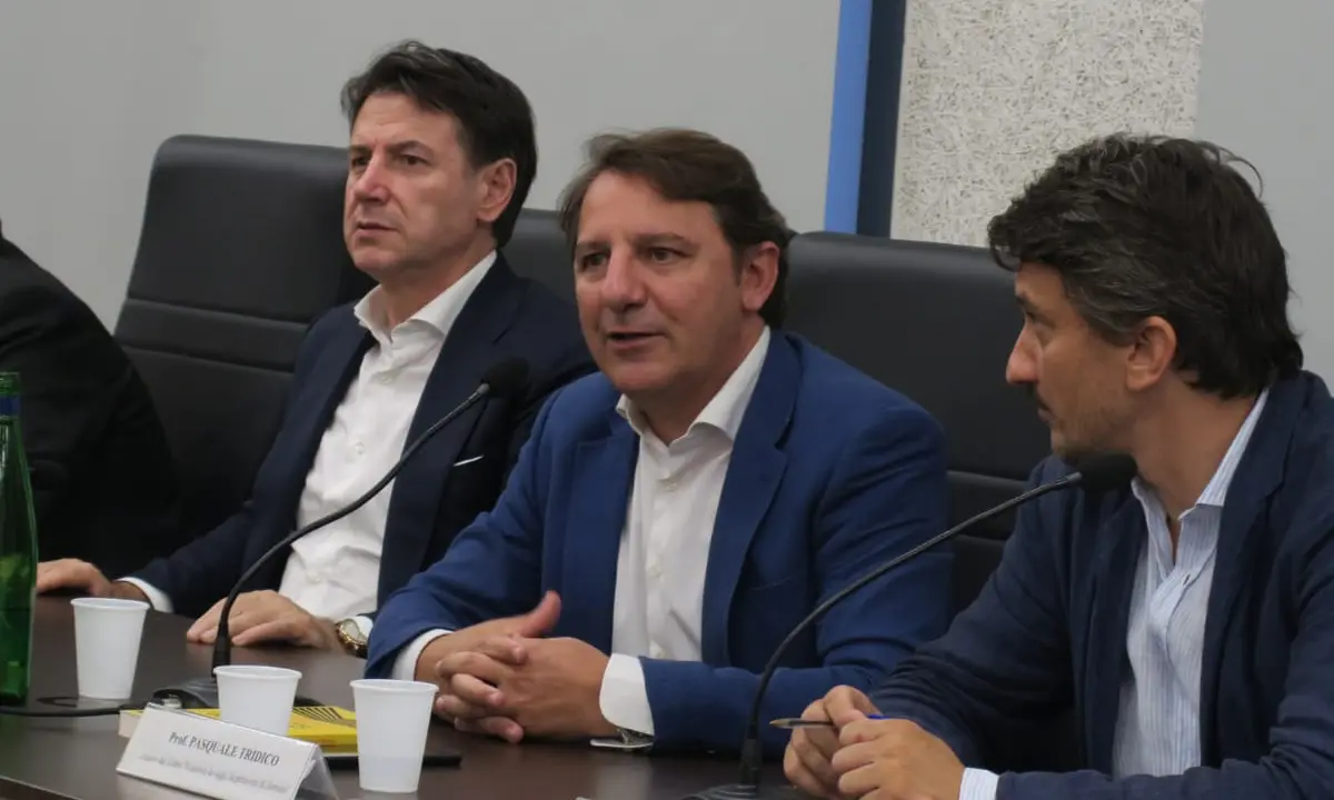 Conte e Tridico a Diamante: «La social card è una misura ridicola»