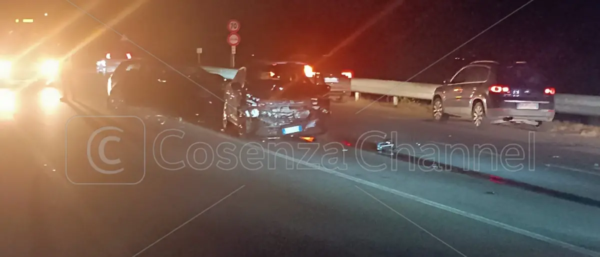 Incidente sulla SS106 a Corigliano Rossano: coinvolti un autobus e due auto. Tre feriti