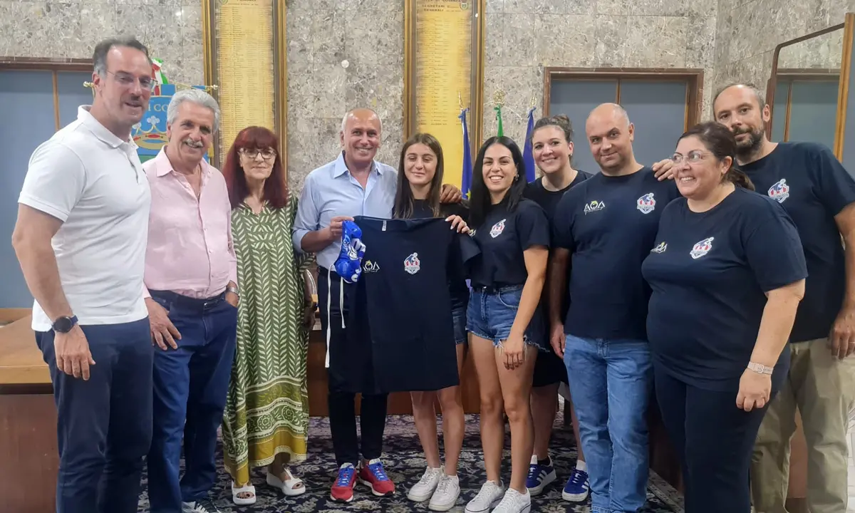 La Cosenza Pallanuoto femminile omaggiata da Caruso e Succurro