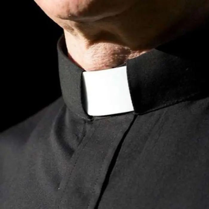 «Se volete la benedizione di Dio, dovete pagare la busta». Il post del prete del Cosentino diventa virale