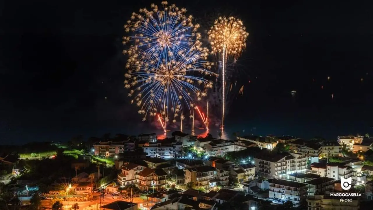 Il cielo è colorato sopra Belvedere: tutti col naso all'insù per \"Note di Fuoco\"