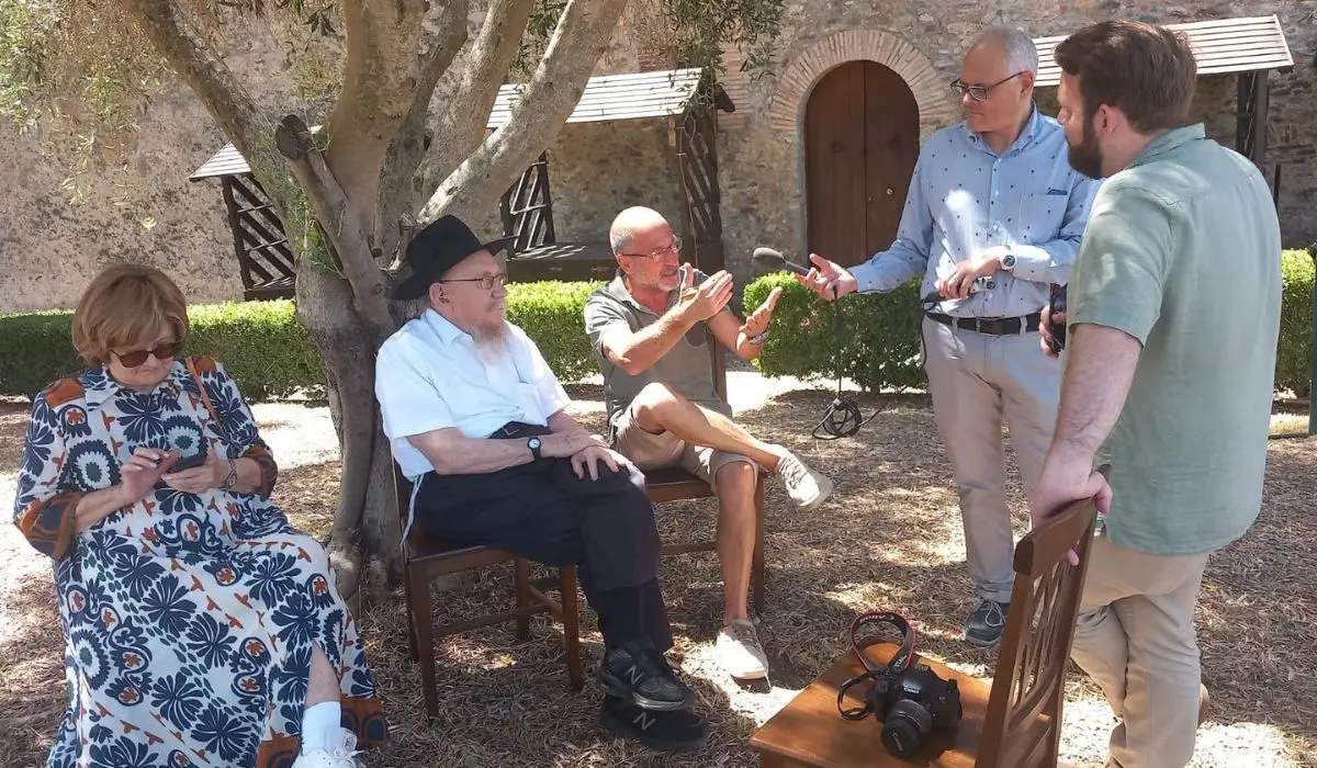 Il giornalista canadese John Last visita il Museo del Cedro per girare un documentario