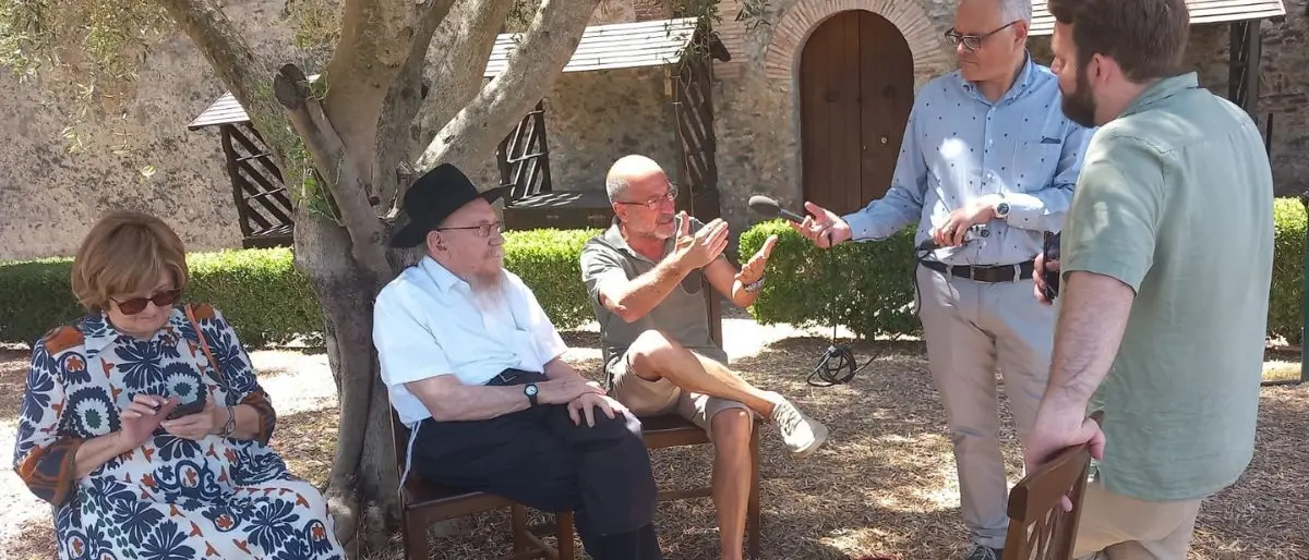 Il giornalista canadese John Last visita il Museo del Cedro per girare un documentario