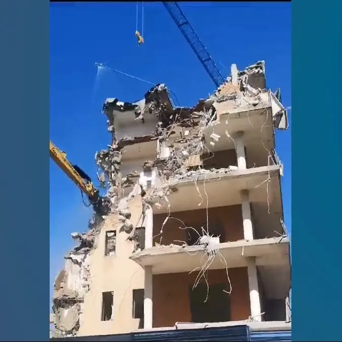 A Rende c'è aria di demolizione. Ruspe buttano giù un palazzo a Commenda, ecco perché | VIDEO